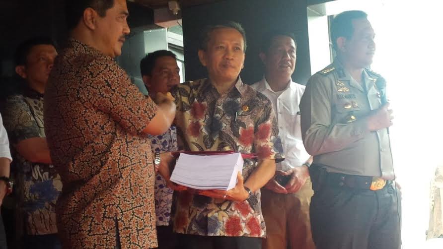 Polri menyerahkan berkas perkara Ahok ke Kejagung, Jumat 25 November/MTVN/Whisnu Mardiansyah