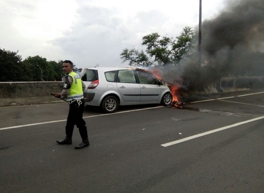 Mobil Terbakar di Tol Podomoro