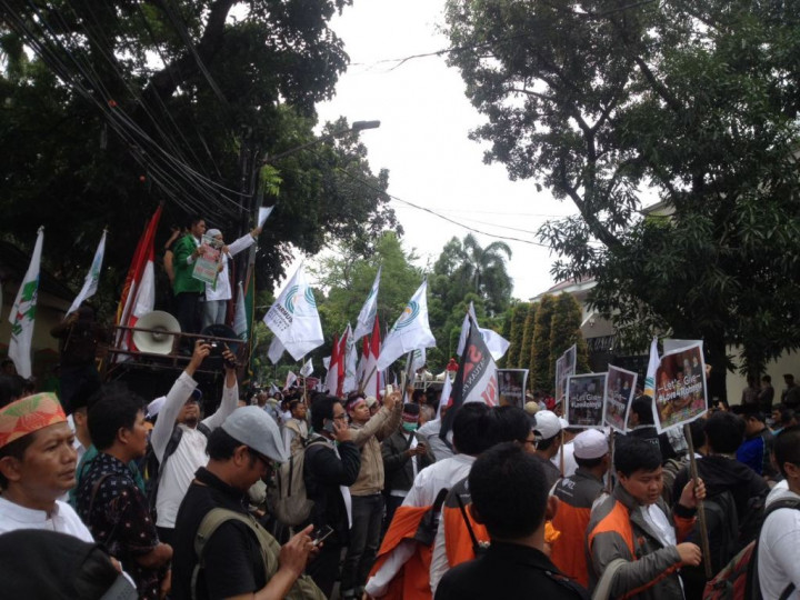 Protesters Demand Aung San Suu Kyi to End Violence Against Rohingya