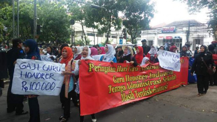 Guru Honorer di Bandung Menyesal Pilih Emil