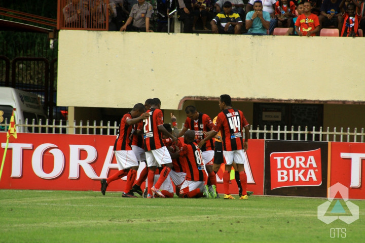 Kalahkan MU, Persipura Tempel Ketat Arema