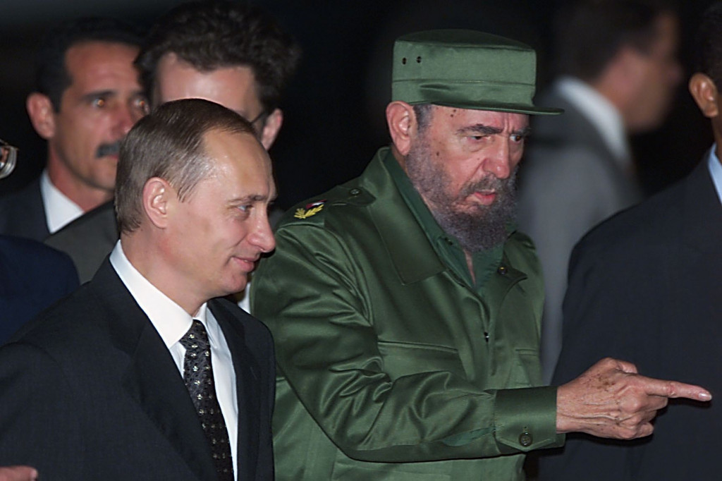 Presiden Vladimir Putin saat bersama Fidel Castro (Foto: AFP)