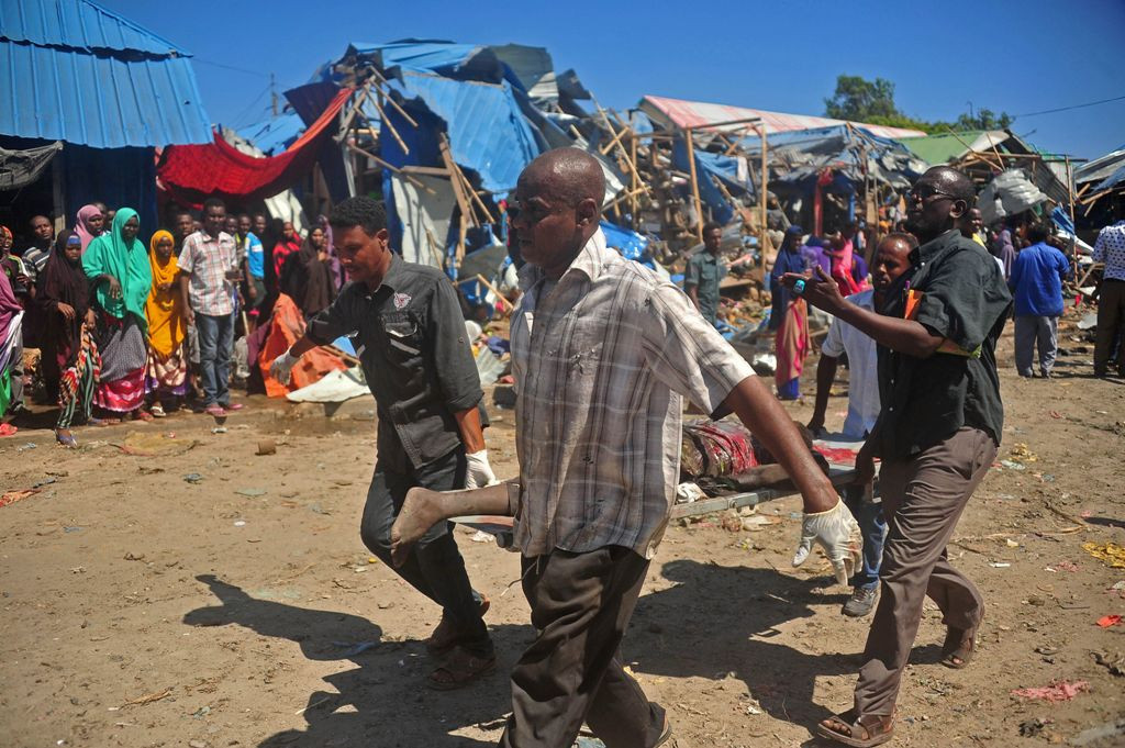 Korban ledakan bom di Somalia yang menderita luka langsung dilarikan ke rumah sakit untuk mendapatkan perawatan, Sabtu (26/11/2016). Foto: AFP PHOTO / MOHAMED ABDIWAHAB.
