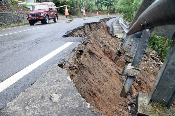 Jalan Penghubung Trenggalek-Pacitan Ambles