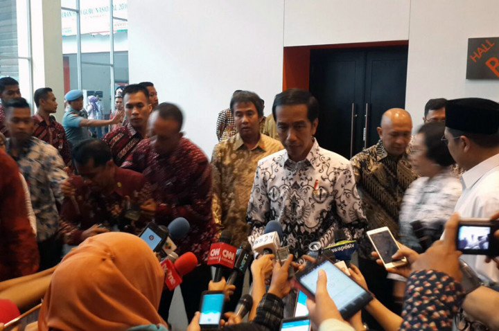 Batik PGRI dan Hormat Jokowi pada Guru