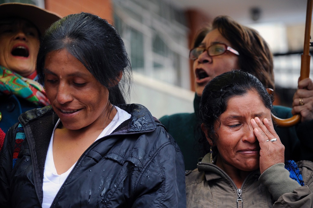 Sekelompok warga memberikan penghormatan terakhir kepada Fidel Castro di Kedubes Kuba di Bogota, Kolombia, 26 November 2016. (Foto: AFP/GUILLERMO LEGARIA)