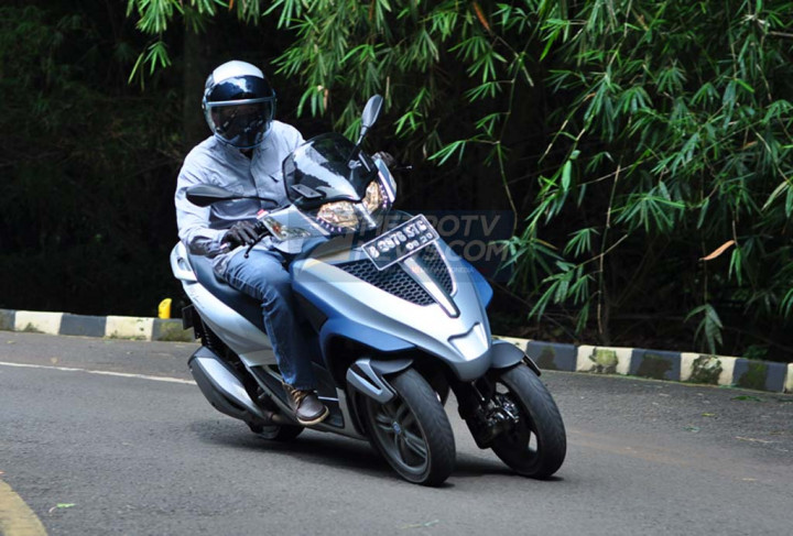 Piaggio MP3 Yourban 300ie, Kesenangan Berkendara dengan Skuter Roda Tiga
