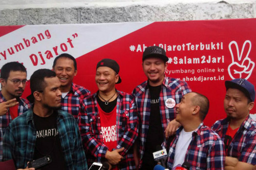 Pembawa acara sekaligus aktor Gading Marten bersama musisi yang mendukung Basuki Tjahaja Purnama-Djarot Saiful Hidayat -- MTVN/Intan Fauzi