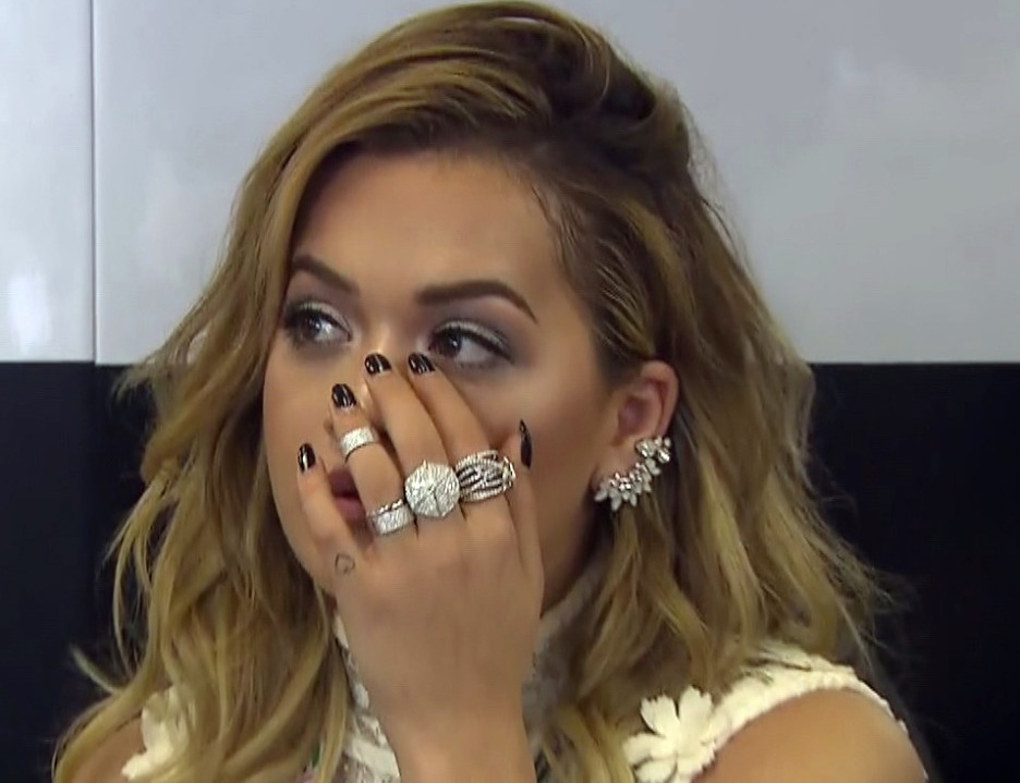 Rita Ora saat berada di garasi Mercedes (Foto: The Sun)