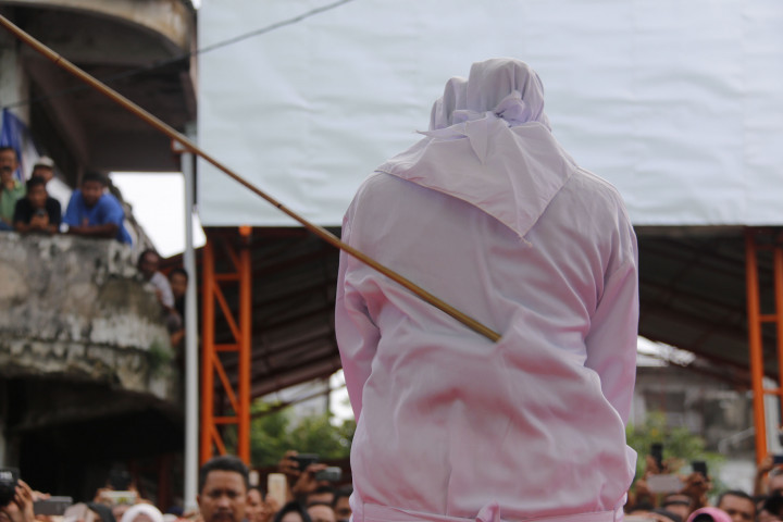 Mesum, Pasangan Muda di Aceh Kena 100 Kali Cambuk