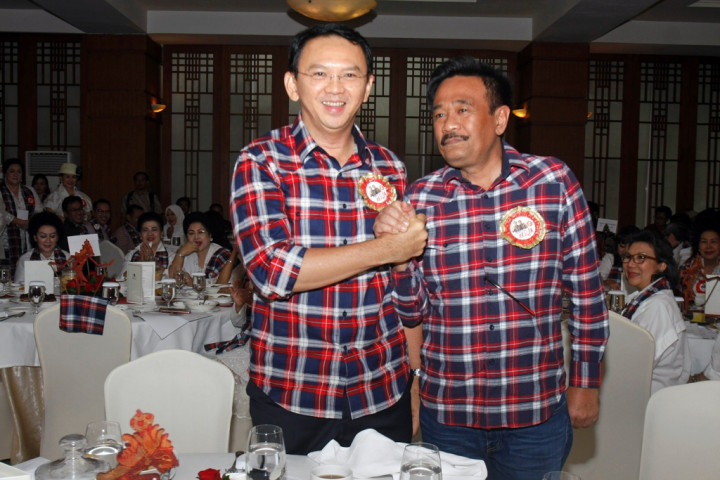 Suku Dayak DKI Beri Kopiah & Selendang ke Ahok-Djarot