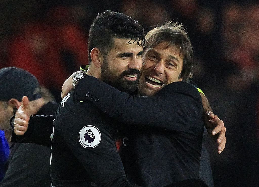 Diego Costa berpelukan dengan Antonio Conte setelah Chelsea menaklukkan Middlesbrough. (AFP PHOTO / Lindsey PARNABY)