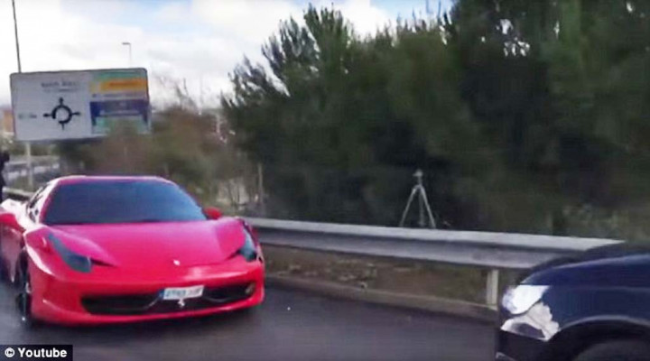 Ferrari 458 Spider Seharga Rp7,7 Miliar Tabrak Pembatas Jalan