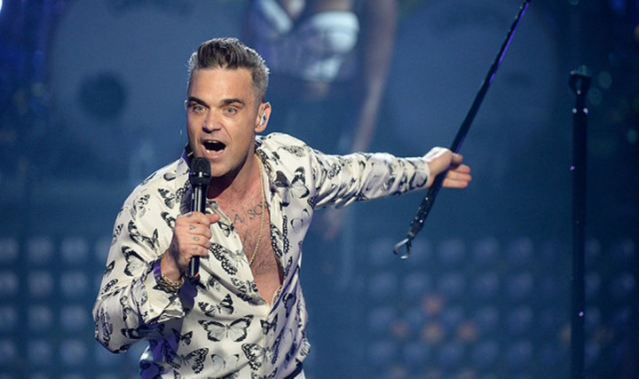 Robbie Williams Berikan Trofi Brit Awards ke Wayne Rooney
