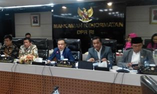 MKD Resmi Berhentikan Ade Komarudin sebagai Ketua DPR