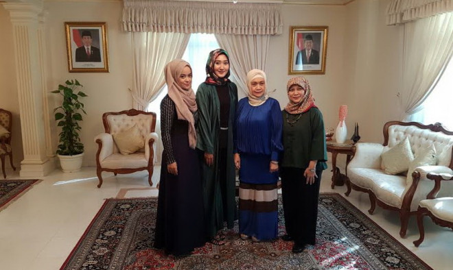 Anniesa Hasibuan dan Dian Pelangi (Foto: KBRI Qatar)