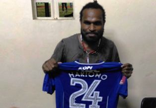 Pemain Perseru Semringah Tukar <i>Jersey</i> dengan Hariono