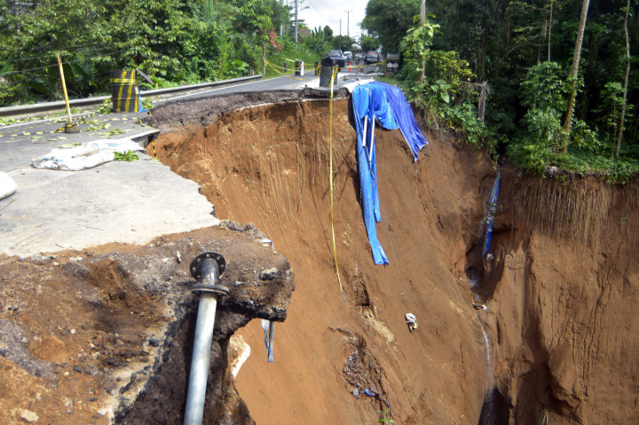 Jalan Penghubung 2 Kabupaten di Bali Terputus