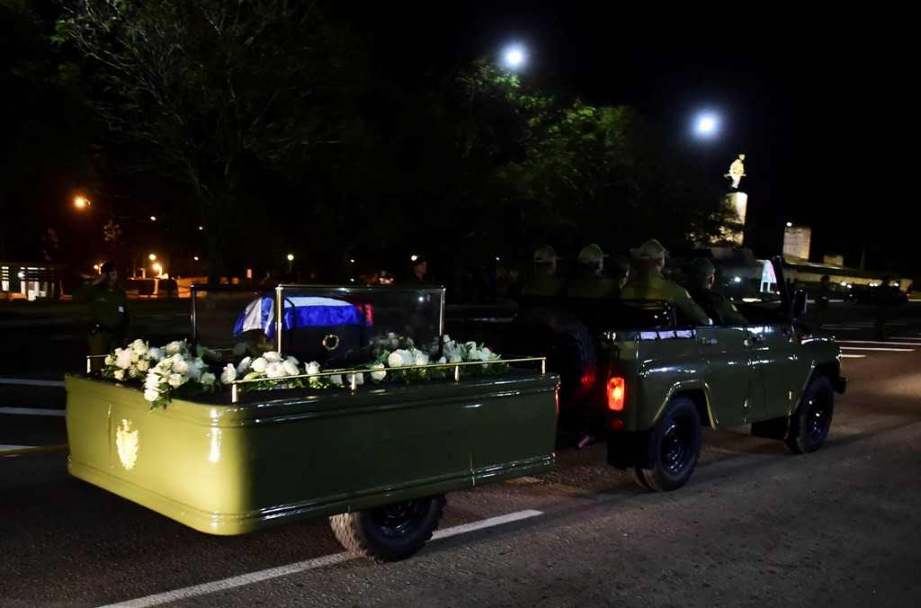 Mobil militer yang membawa abu Fidel Castro (Foto: AFP)
