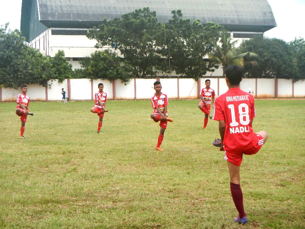Sesi pemanasan para pemain Bina Mutiara. (Foto: MTVN/Zam)