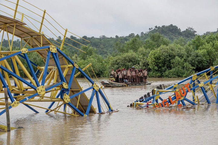 Belum Juga Diresmikan, Jembatan Apung di Cilacap Ambruk