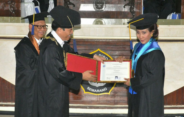 Pemikiran Strategis, Susi Pudjiastuti Dianugerahi Gelar Doktor Honoris Causa