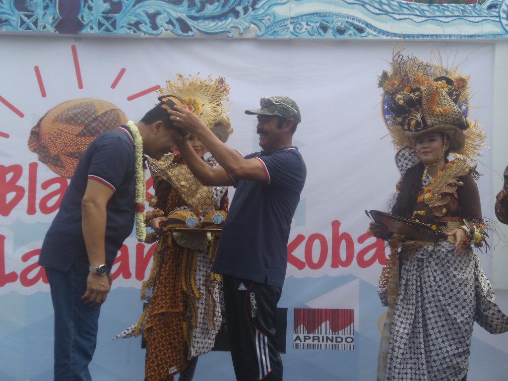 Wali Kota Solo FX Hadi Rudyatmo memasangkan blangkon pada Kepala BNN Komjen Budi Waseso dalam acara Blangkon Lawan Narkoba, di Kota Solo, Minggu (04/12/2016).