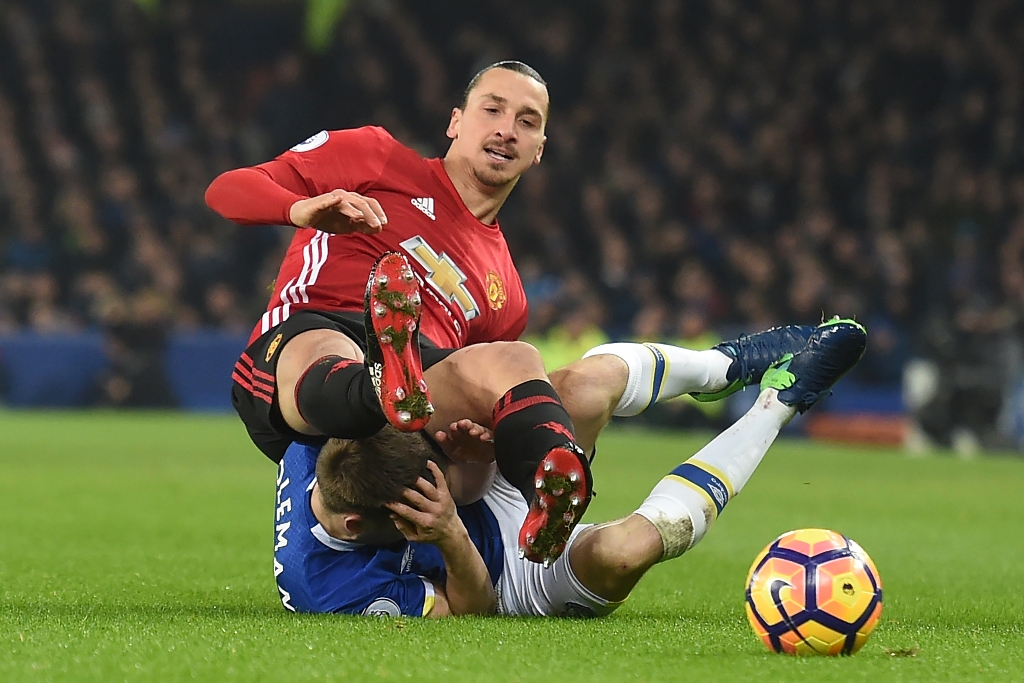 Duel Ibrahimovic dengan Seamus Coleman (Foto: PAUL ELLIS / AFP)
