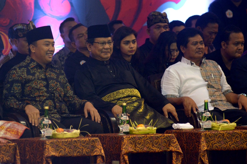 Menteri Pemuda dan Olahraga, Imam Nahrawi (kiri) berbincang dengan Ketua Umum Ikatan Pencak Silat Indonesia (IPSI), Prabowo Subianto (tengah) dan Wakil Gubernur Bali, Ketut Sudikerta (kanan). (Foto: Ant/Wira Suryantala)