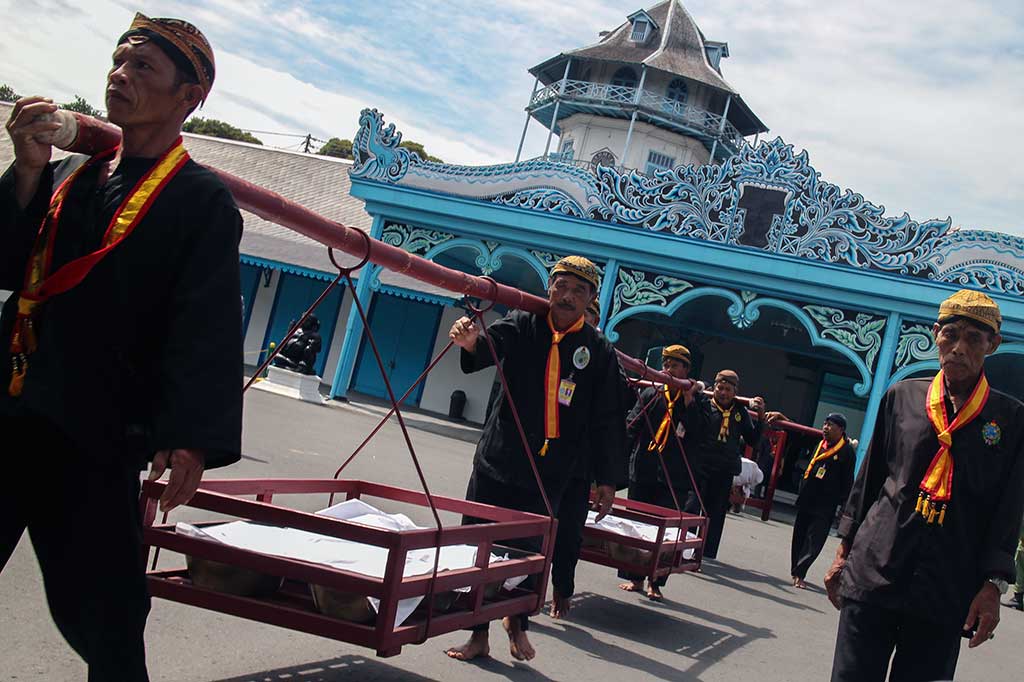 Abdi Dalem Keraton Surakarta Kirab Gamelan Sekaten