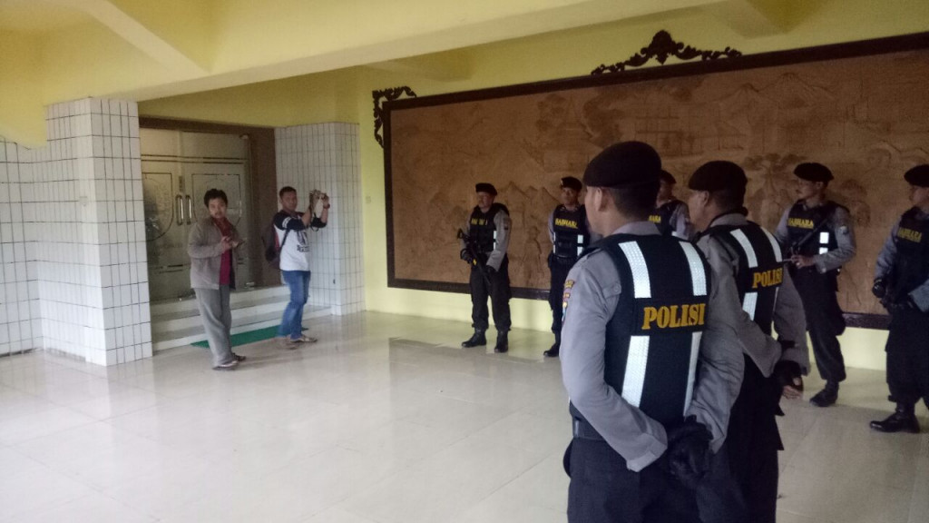 Polisi bersenjata menjaga pintu masuk kompleks perkantoran Pemerintahan Kabupaten Jombang, Jatim, Senin (5/12/2016). (Metrotvnews.com/Nurul Hidayat)