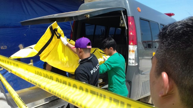 Divers Search Police Plane Crash Victims