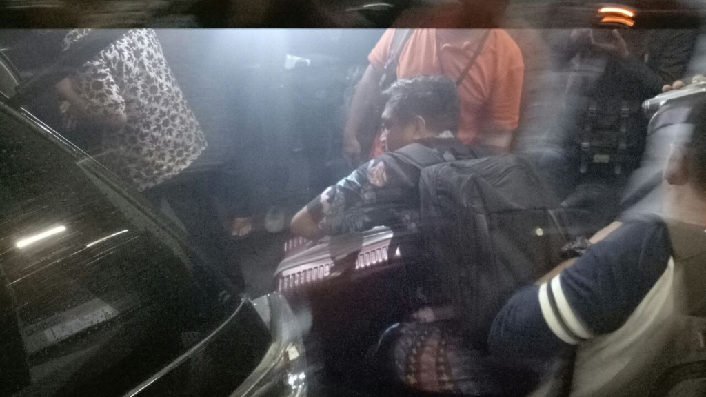 Petugas KPK memasukkan koper berisi dokumen yang disita dari ruang kerja Sekda Jombang, Jatim, Senin (5/12/2016). (Metrotvnews.com/Nurul Hidayat)