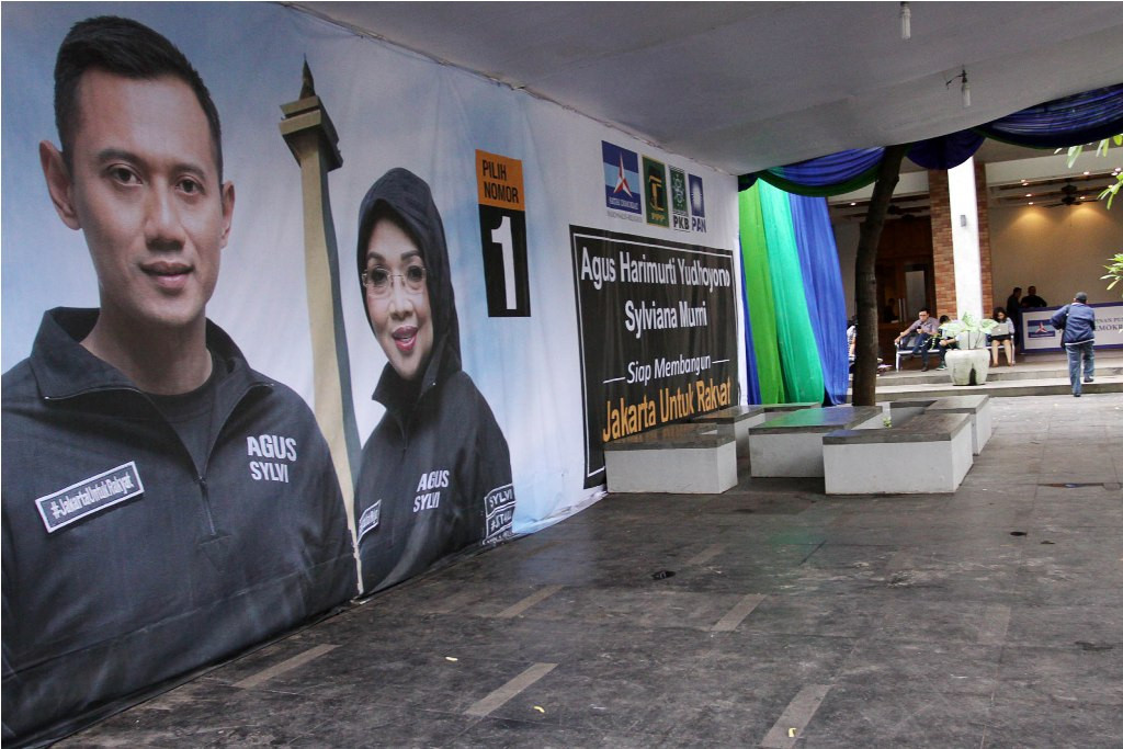 Poster Agus-Sylvi. MI/ Galih Pradipta