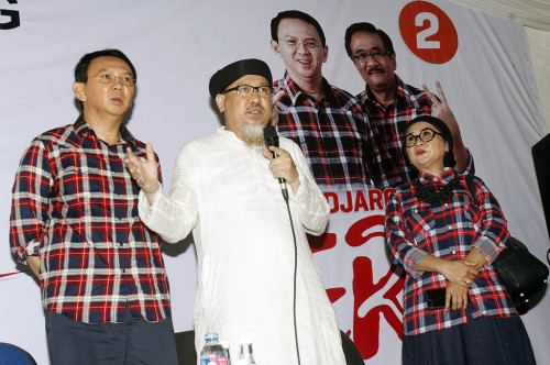 Basuki Tjahaya Purnama dan abang angkatnya, Andi Analta Amir, saat kampanye rakyat di Rumah Lembang, Jakarta -- MI/Bary Fathahillah