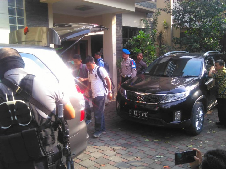 5 Jam Geledah Rumah Yudi, Penyidik KPK Keluar Bawa 2 Koper