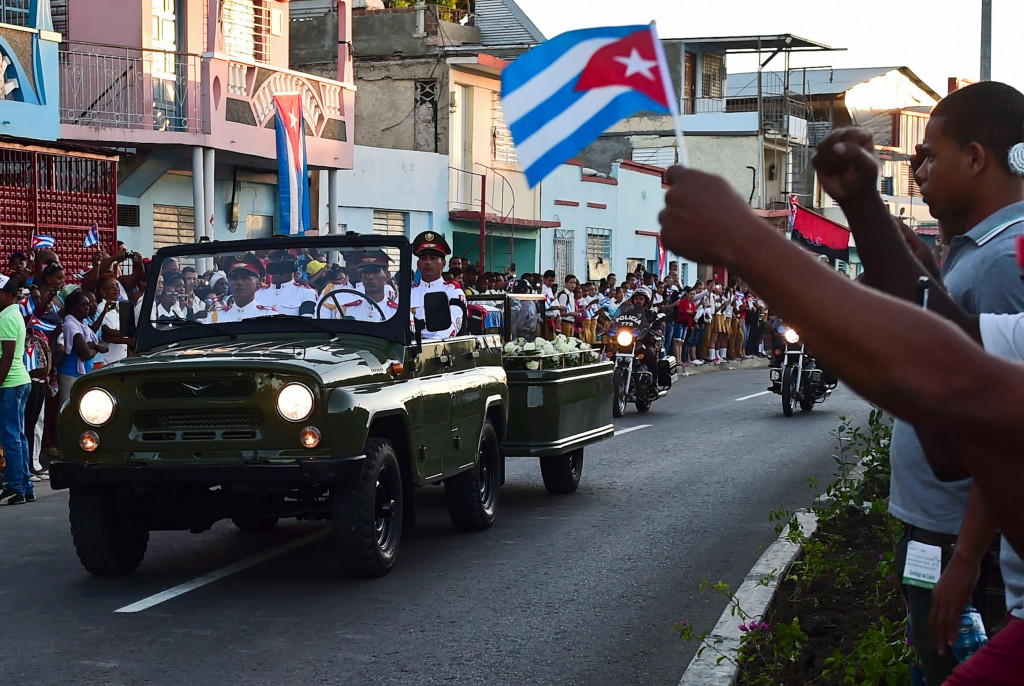 Mobil yang membawa abu jenazah Fidel Castro (Foto: AFP).