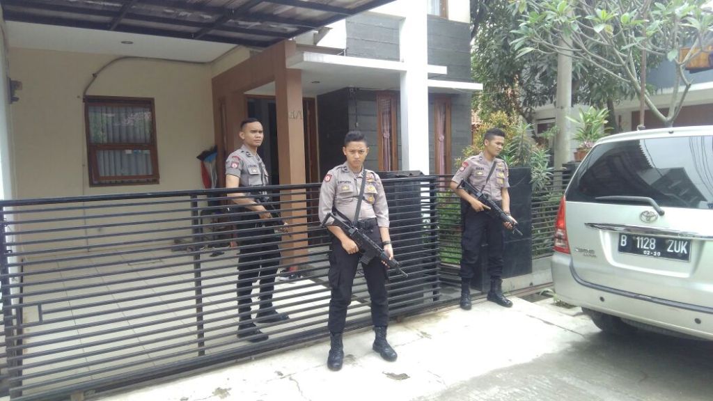 Polisi berjaga di rumah So Kok Seng alias Aseng saat KPK menggeledah. Foto: Metrotvnews.com/Octa