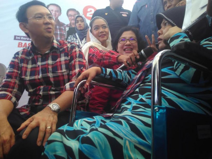 Pakai Kursi Roda, Wanita Ini <i>Ngadu</i> ke Ahok