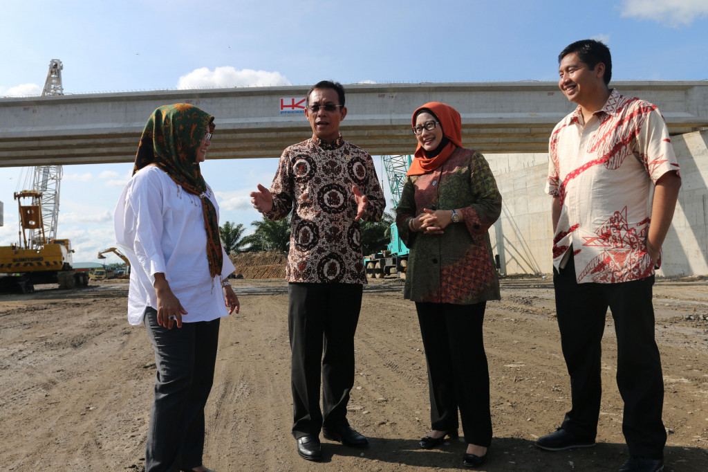 Direktur Utama PT SMI Emma Sri Martini (kedua dari kanan).  ANTARA FOTO/Irsan Mulyadi.