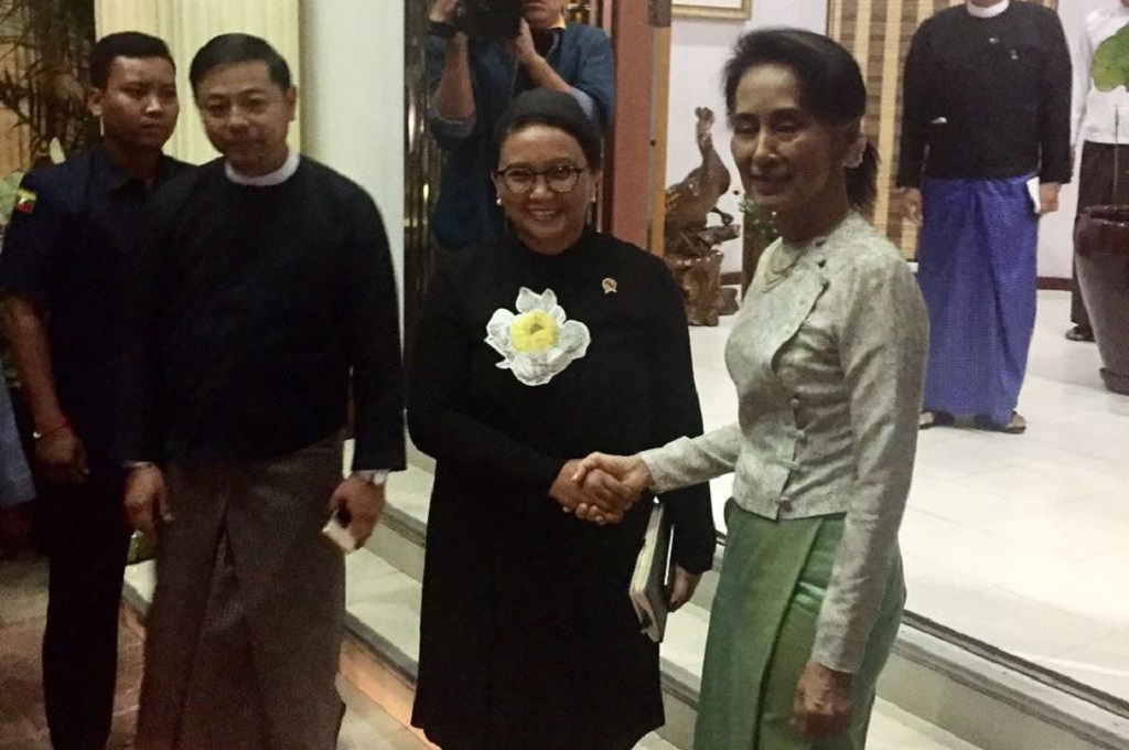 Menlu Retno berjabat tangan dengan Aung San Suu Kyi di Naypyidaw, Myanmar, 6 Desember 2016. (Foto: Kemenlu RI)
