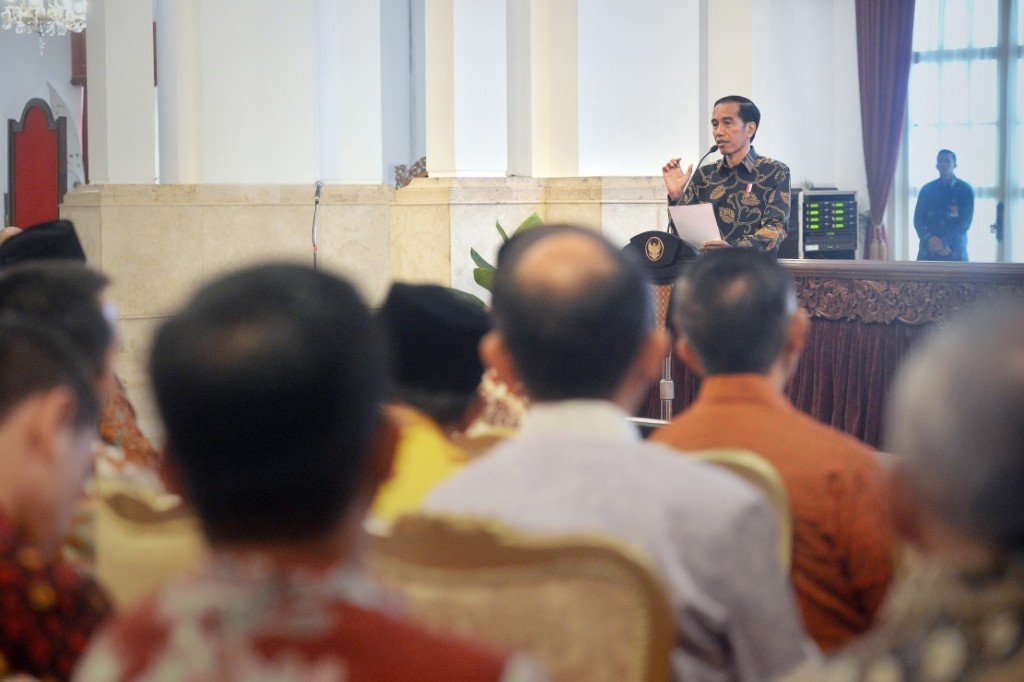 Presiden Joko Widodo menyerahkan Daftar Isian Pelaksanaan Anggaran (DIPA) Kementerian/Lembaga (K/L) APBN tahun 2017 di Istana Negara, Jakarta, Rabu (7/12/2016). ANTARA/Yudhi Mahatma