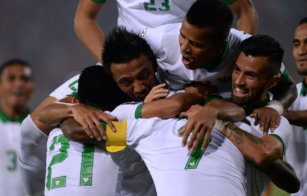 Skuat timnas Indonesia merayakan kemenangan atas Vietnam. (Foto: AFP/Hoang Dinh Nam)