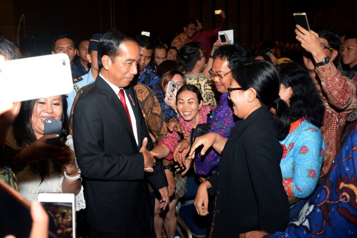 Jokowi Jadi Rebutan <i>Wefie</i>