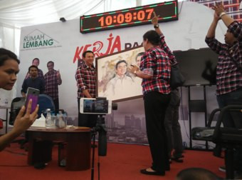 Lukisan bergambar wajah Calon Gubernur DKI Jakarta Basuki 'Ahok' Tjahaja Purnama laku Rp70 juta dalam pelelangan di Rumah Lembang, Jakarta Pusat, Kamis (8/12/2016). Foto: Metrotvnews.com/ LB Ciputri Hutabarat.