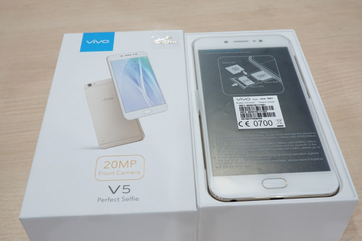 Penasaran dengan Vivo V5? Ini Isi Kotaknya