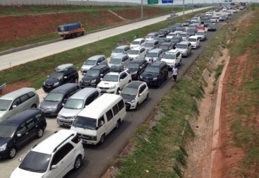 Antrean Rest Area Sebab Macet Tol Jakarta-Cikampek Malam Ini