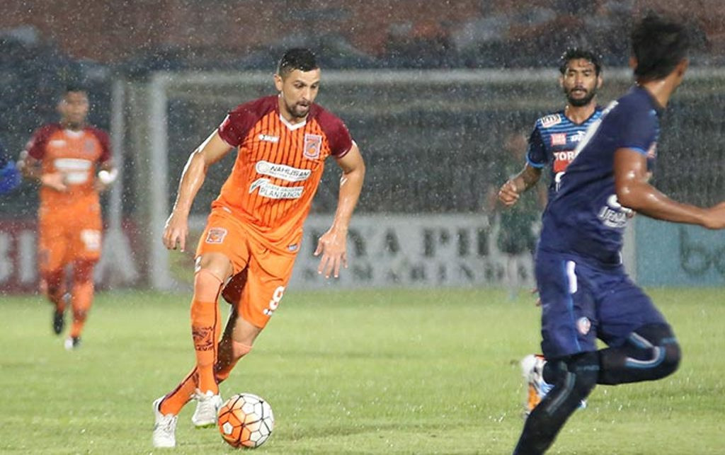 Flavio Beck Junior (Kiri) mencetak gol ke gawang Arema Cronus (Foto: Indonesiansc)