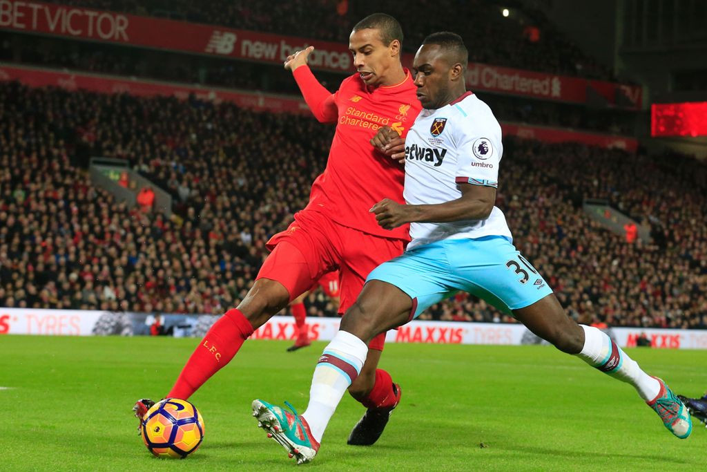 Bek Liverpool  Joel Matip berduel dengan penyerang West Ham United Michail Antonio. (AFP PHOTO / Lindsey PARNABY)