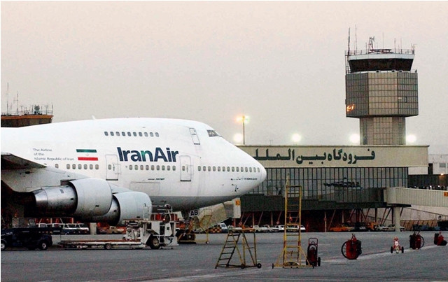 Ilustrasi pesawat Iran Air. Foto: Hasan Sarbakhshian/AP.